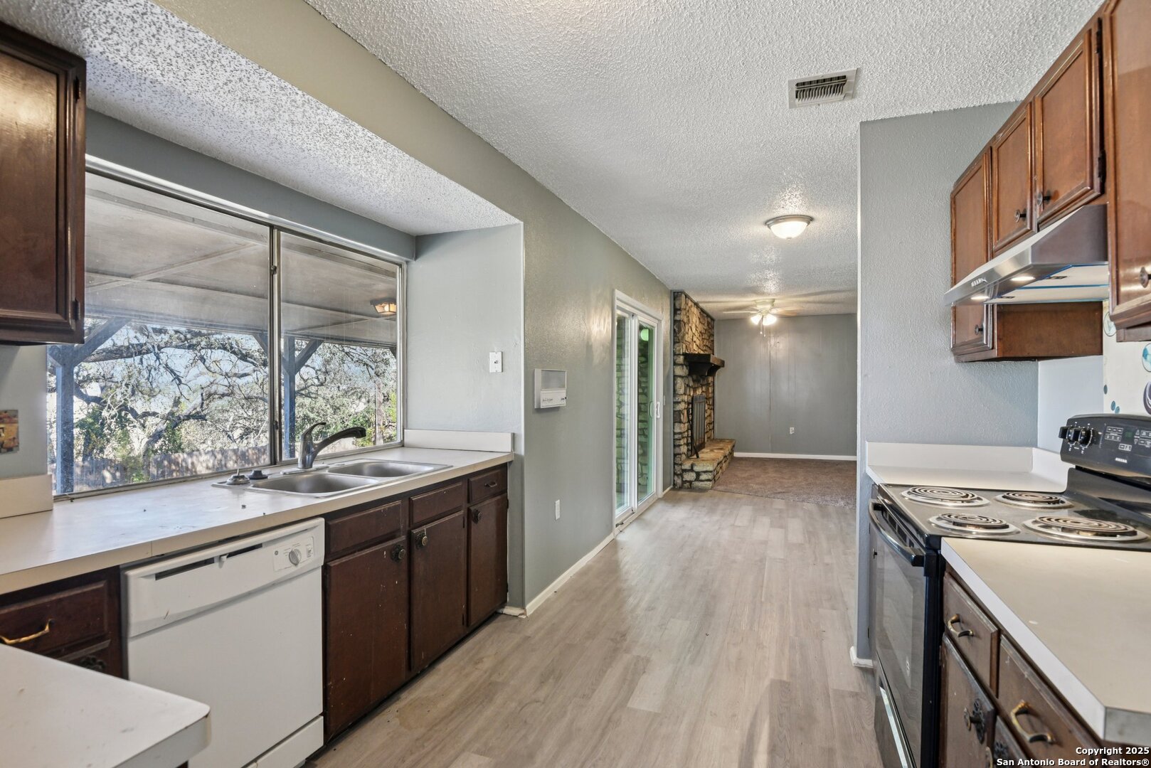 8203 Phoenix Universal City TX 78148