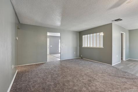 8203 Phoenix Universal City TX 78148