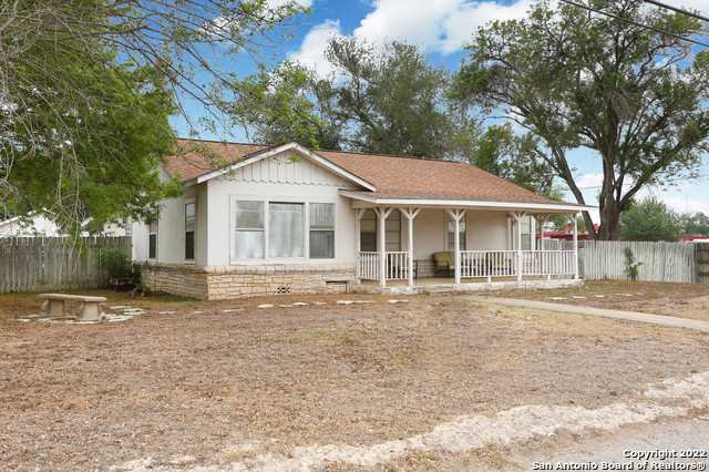 216 N Upson Drive Devine TX 78016
