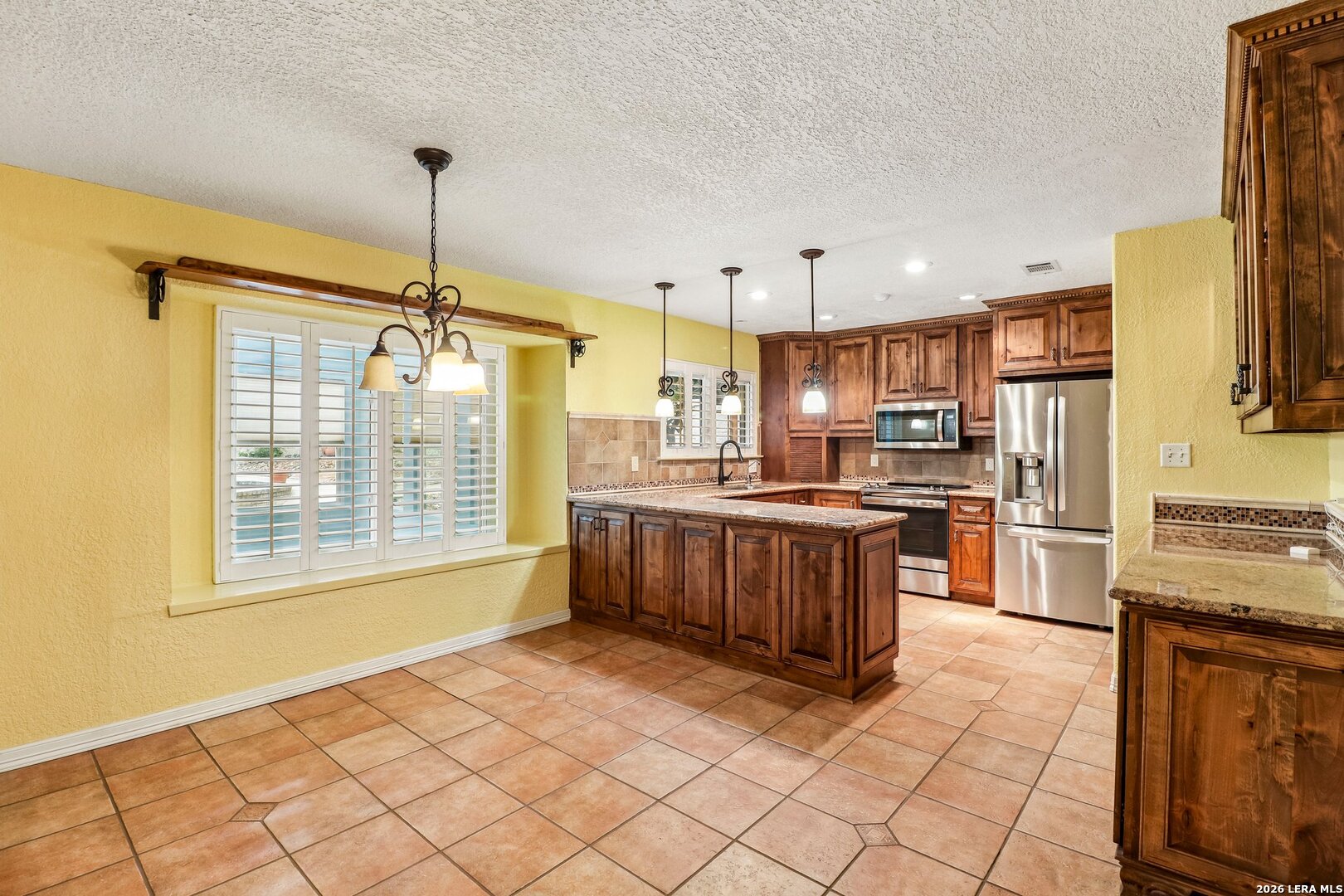 102 Meadowland Universal City TX 78148