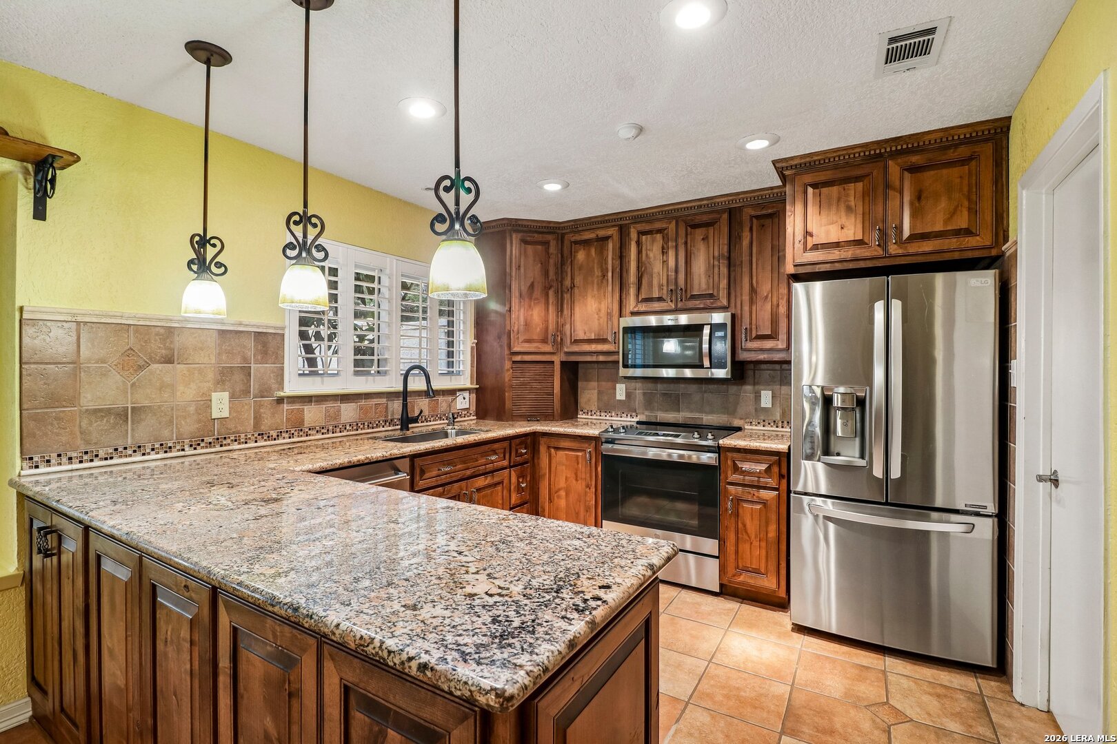 102 Meadowland Universal City TX 78148
