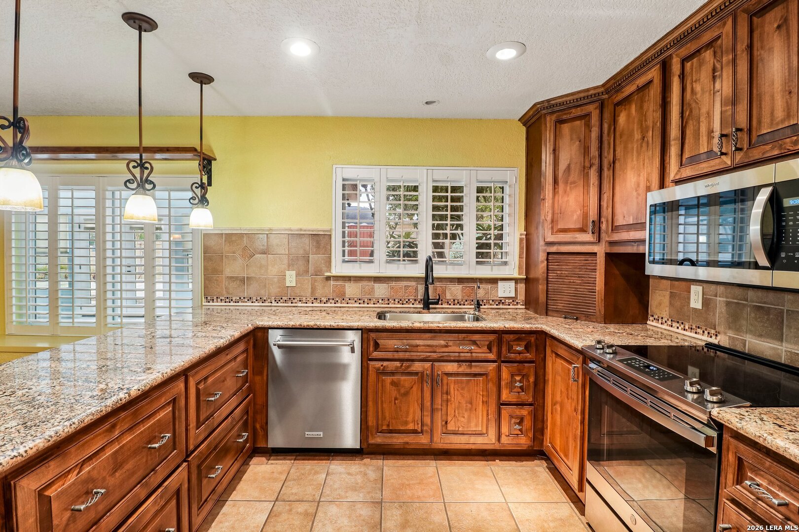 102 Meadowland Universal City TX 78148