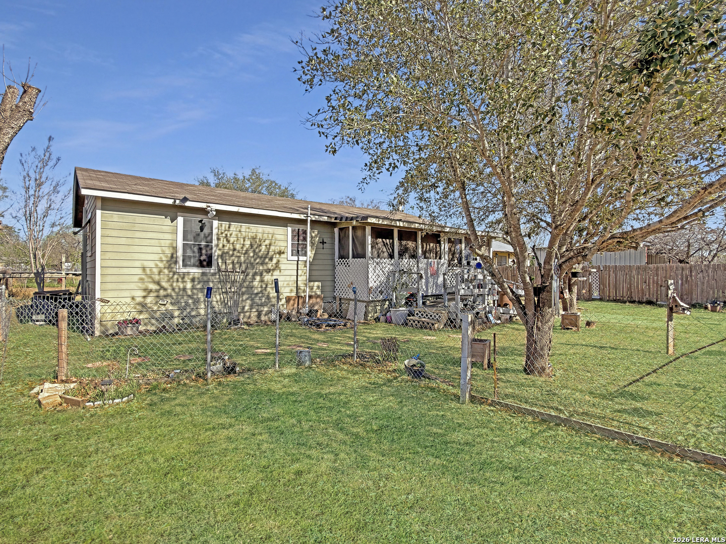 213 E 4th Elmendorf TX 78112