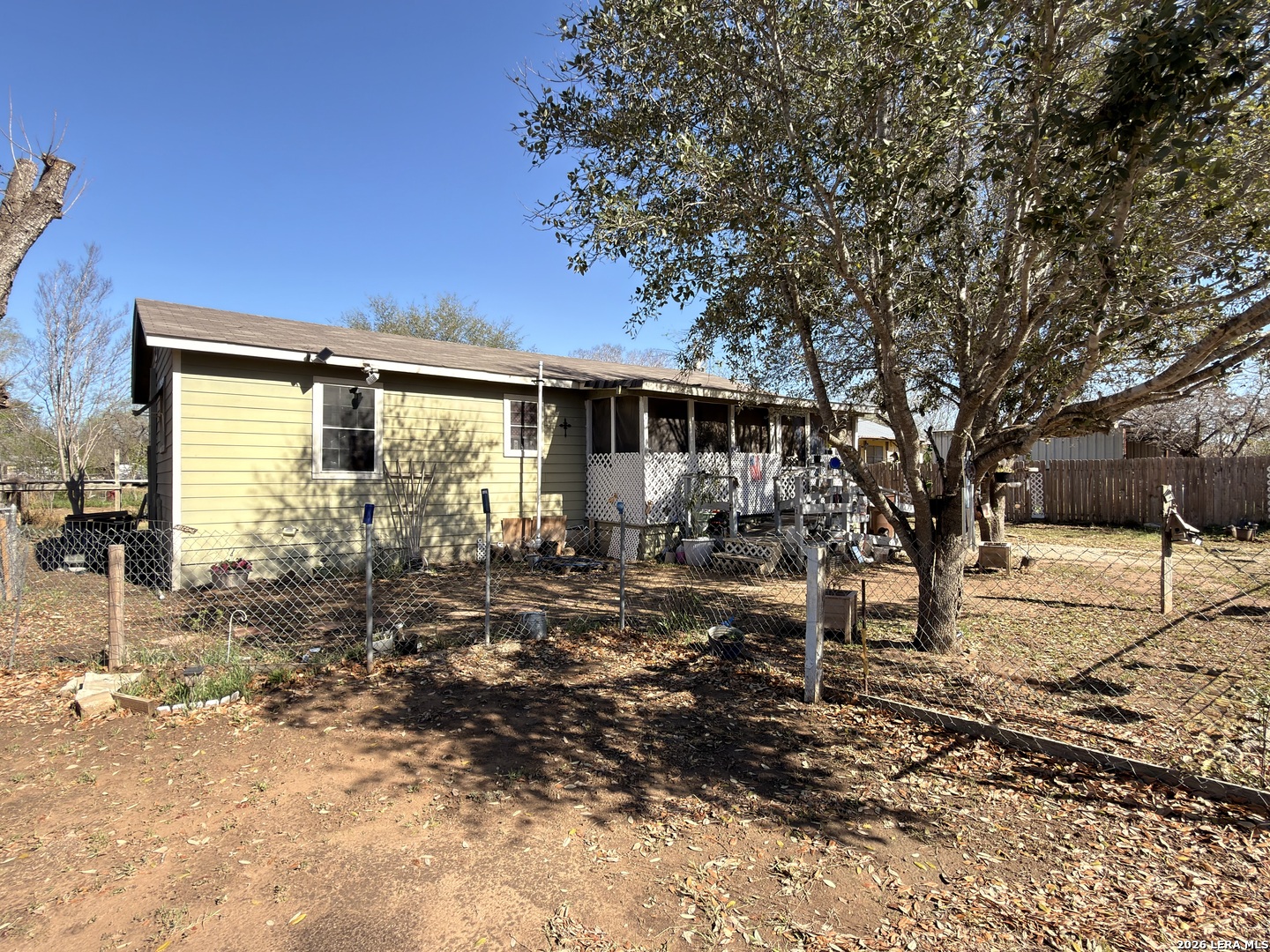 213 E 4th Elmendorf TX 78112