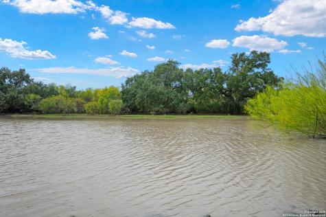 719 County Road 653 Devine TX 78016