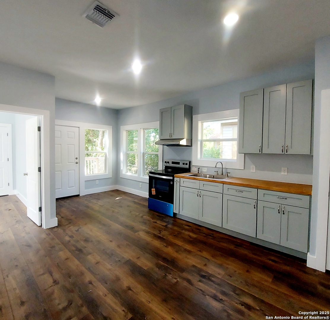 2710 E Houston Street San Antonio TX 78202