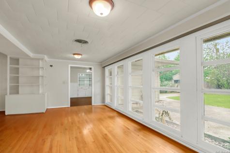 1010 E Humphreys Seguin TX 78155