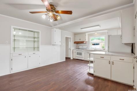 1010 E Humphreys Seguin TX 78155