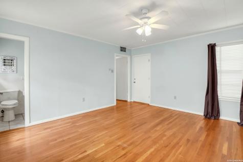 1010 E Humphreys Seguin TX 78155
