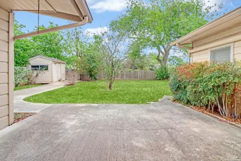 1010 E Humphreys Seguin TX 78155