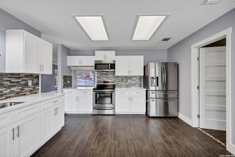 2435 Thrasher Oak San Antonio TX 78232