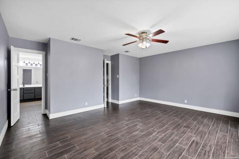 2435 Thrasher Oak San Antonio TX 78232
