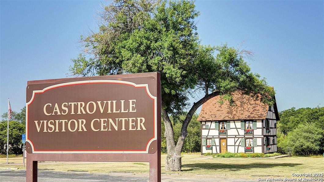 333 Lacey Oak Castroville TX 78009