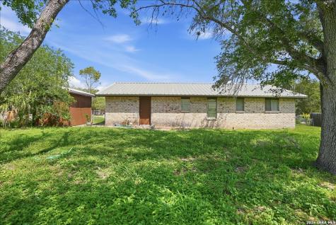 1307 Amy Street George West TX 78022