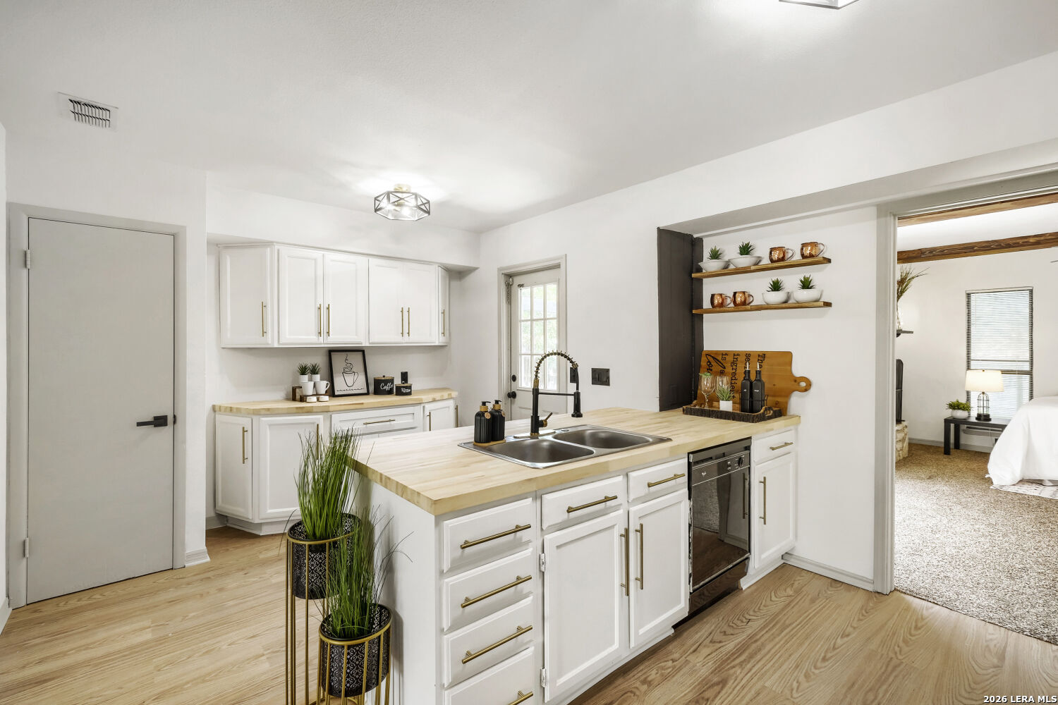 304 Avenue D Converse TX 78109