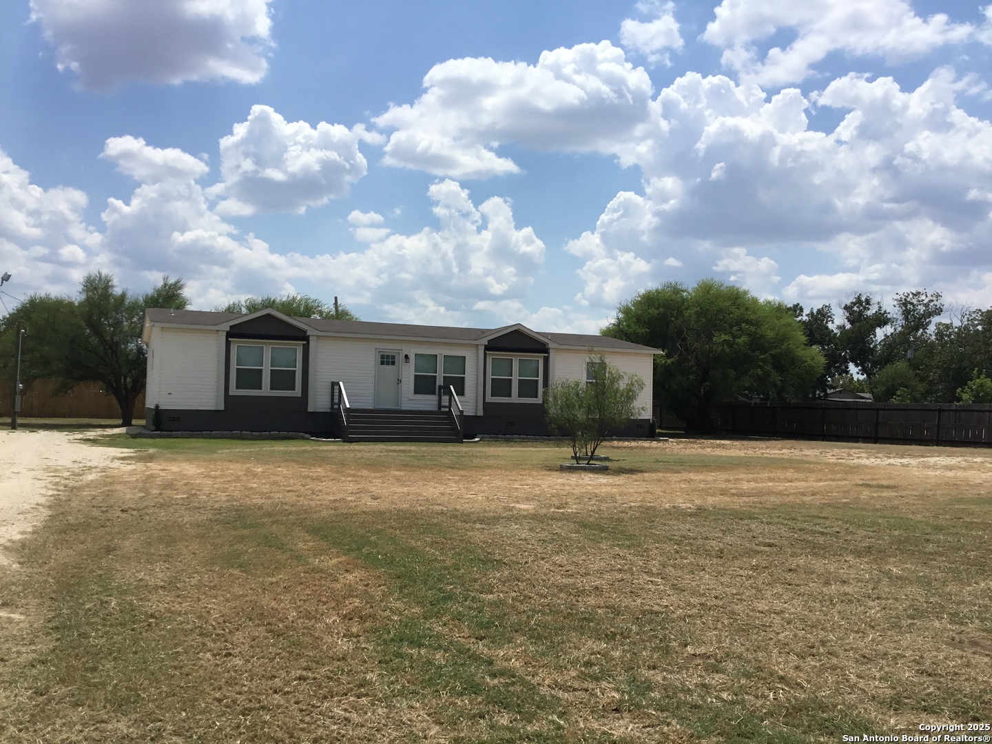 680 SE Front Avenue Sabinal TX 78881