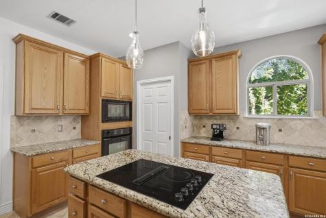8506 Meaghan Mist Helotes TX 78023