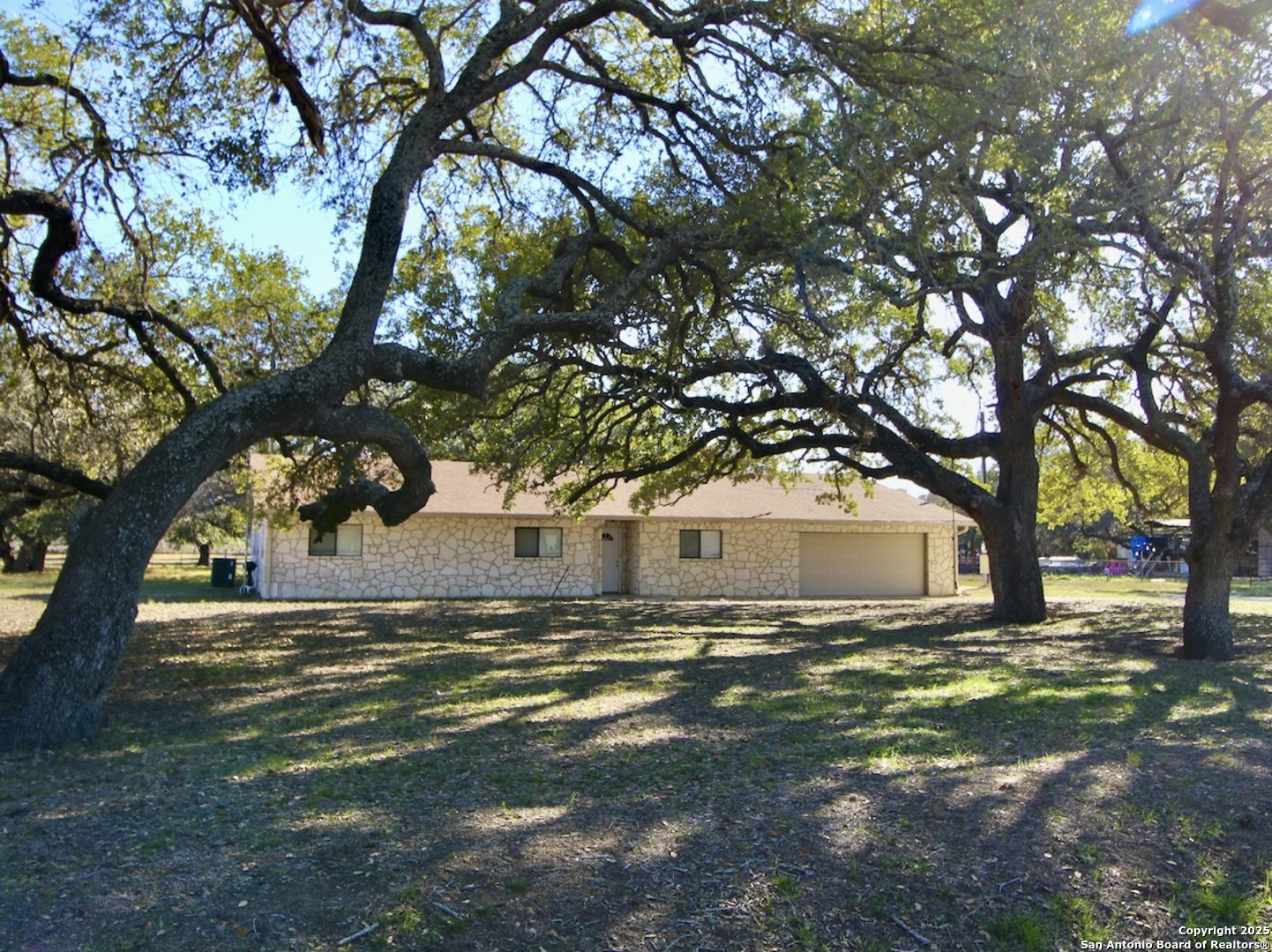 246 County Road 7611 Devine TX 78016