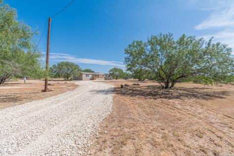 8960 W Fm 140 Charlotte TX 78011