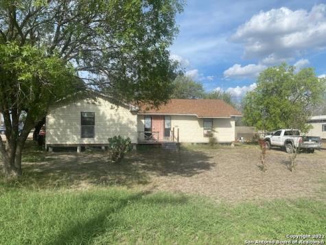 1909 & 1907 Mcdowell Avenue Jourdanton TX 78026