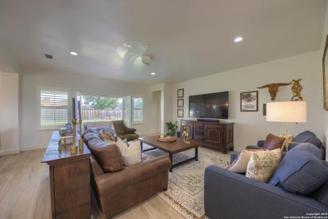 806 34th Street Hondo TX 78861