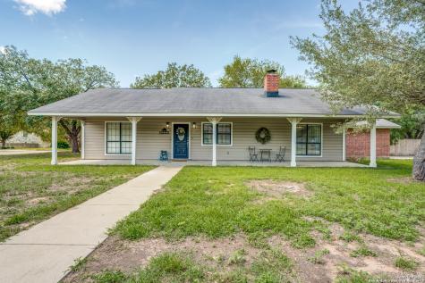 1203 Mockingbird Circle Pleasanton TX 78064