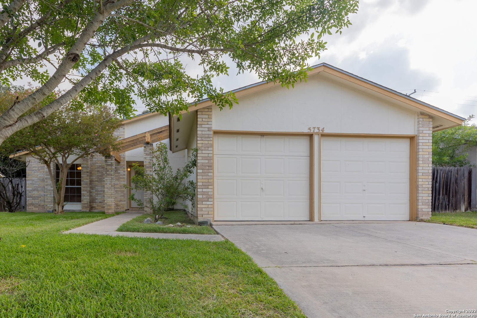 5734 Champions Hill Drive San Antonio TX 78233