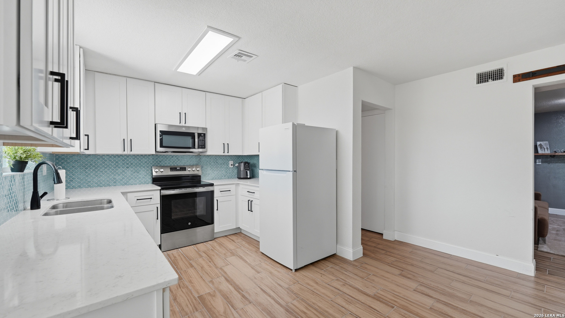 6715 E Queens Crown Street San Antonio TX 78233