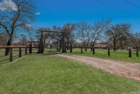 132 Telegraph Drive Floresville TX 78114