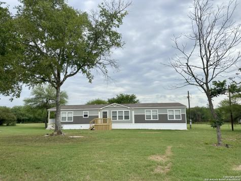 350 County Road 6752 Devine TX 78016
