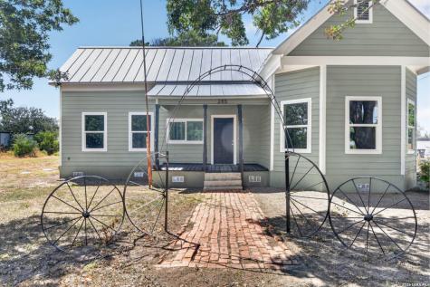 285 Avenue I Knippa TX 78870