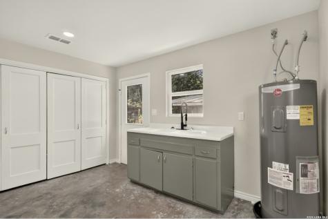 285 Avenue I Knippa TX 78870