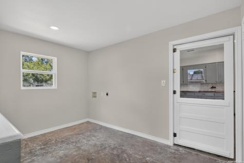 285 Avenue I Knippa TX 78870