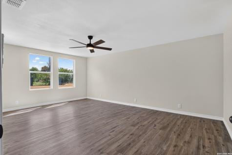 285 Avenue I Knippa TX 78870