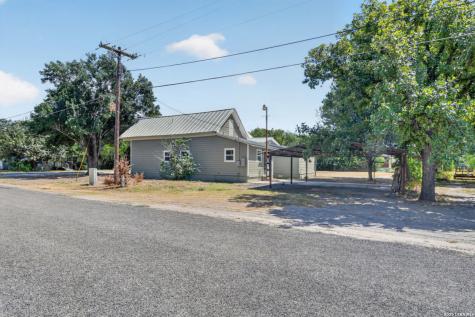 285 Avenue I Knippa TX 78870