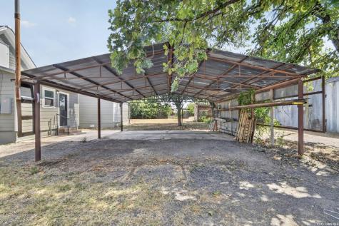 285 Avenue I Knippa TX 78870