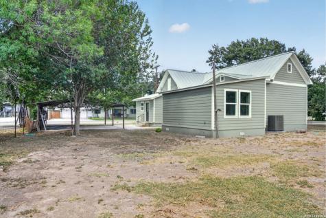 285 Avenue I Knippa TX 78870