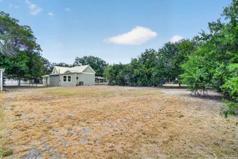 285 Avenue I Knippa TX 78870