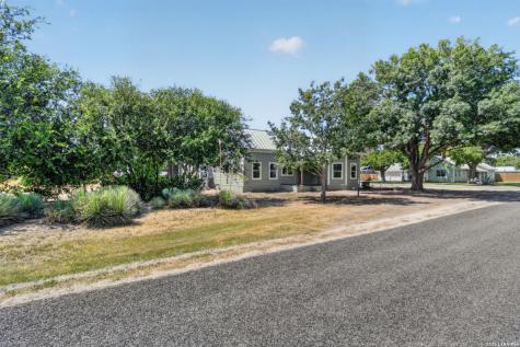 285 Avenue I Knippa TX 78870