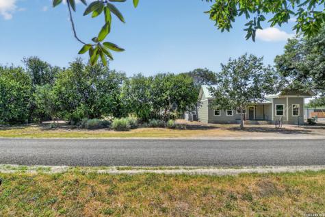 285 Avenue I Knippa TX 78870