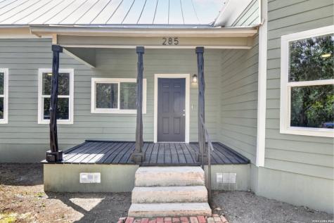 285 Avenue I Knippa TX 78870