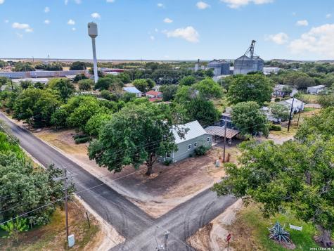 285 Avenue I Knippa TX 78870
