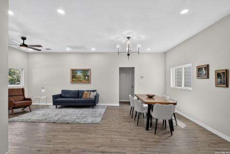 285 Avenue I Knippa TX 78870