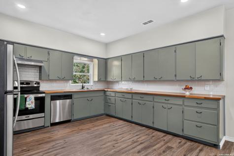 285 Avenue I Knippa TX 78870