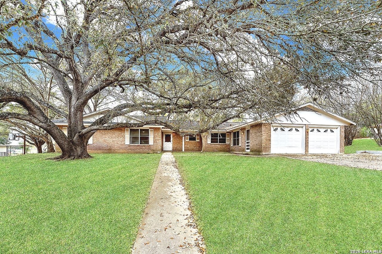 1709 Hickory Floresville TX 78114