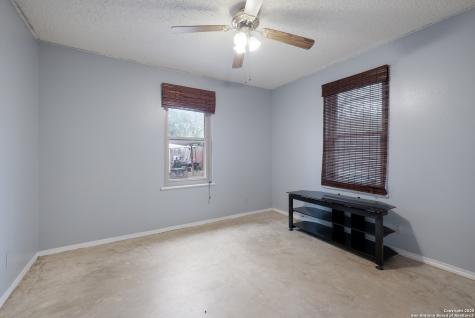 1415 Longhorn Floresville TX 78114