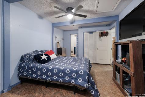 1415 Longhorn Floresville TX 78114
