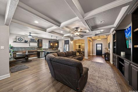 15820 Chippewa Selma TX 78154