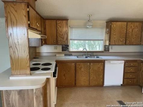 1624 County Road 4511 Hondo TX 78861
