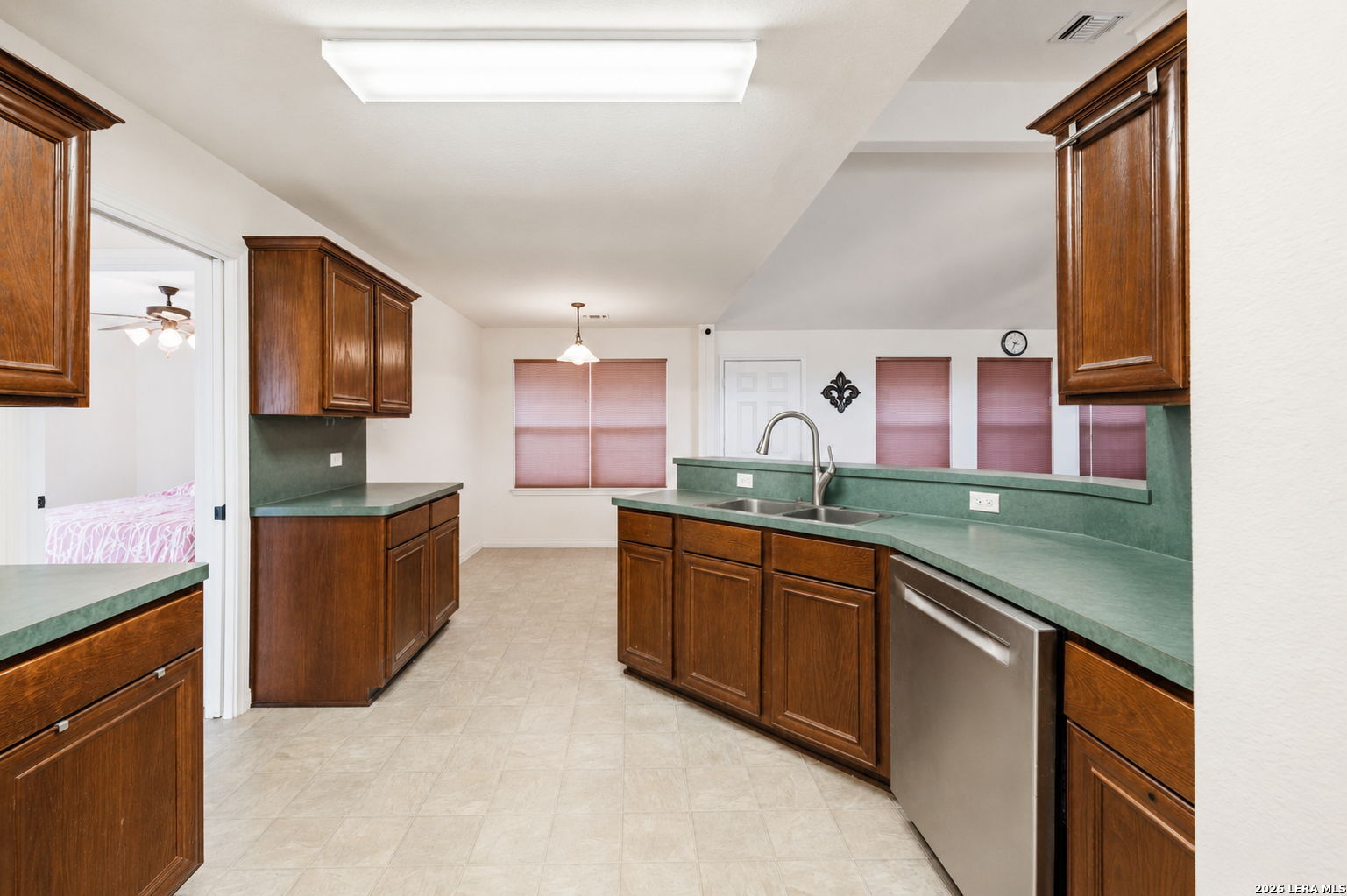 327 Lakeridge Loop Lakehills TX 78063